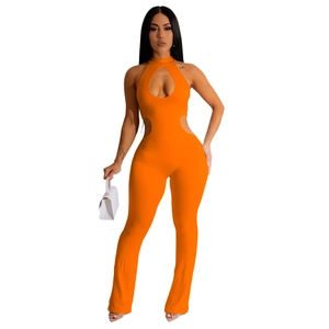 Vue détaillée de la combinaison licou orange vif avec goutte d'eau et découpes à la taille