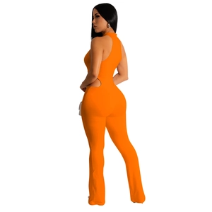 Vue détaillée de la combinaison licou orange vif avec découpe sexy à la taille et jambe évasée