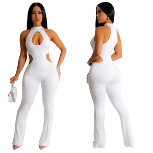 Détail de la combinaison blanche dos nu avec découpes à la taille et jambes larges