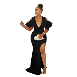Détail d'une robe longue noire élégante à col en V, manches bouffantes et fente haute