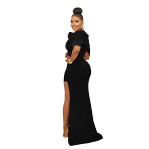 Détail de la robe de soirée noire élégante avec une fente haute et drapés soignés