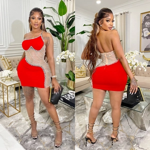 Robe courte moulante rouge à une épaule avec empiècements en résille à strass brillants