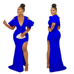 Détail de robe de soirée bleu roi avec col en V, fente haute et coupe sirène élégante