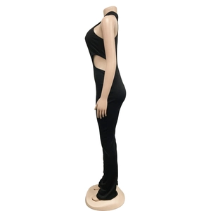 Vue détaillée de la découpe sexy à la taille sur une combinaison noire ajustée sans manches