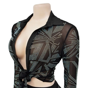 Détail du haut en maille noire transparente avec strass argentés et attaches au col
