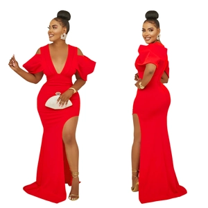 Détail d'une robe de soirée rouge à col en V avec manches bouffantes et fente haute