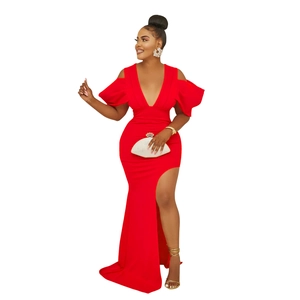 Robe de soirée rouge ajustée avec col en V, fente haute et manches bouffantes dénudées