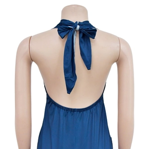 Detail of the backless halter dress with a ribbon bow and elastic waist in navy blue