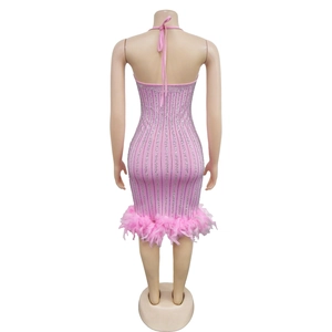 Détail de la robe licou rose avec strass verticaux et bordure en plumes douces et soyeuses