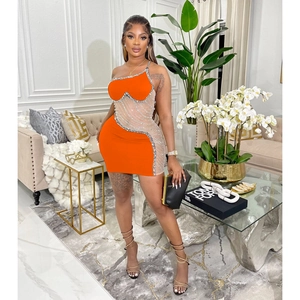 Détails de la mini robe en maille orange avec strass étincelants et épaule dénudée