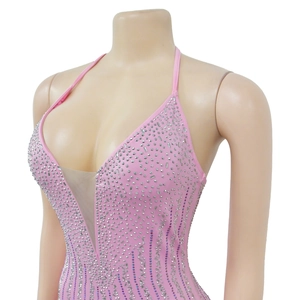 Détail d'un body rose avec strass et empiècements en résille pour tenue de spectacle