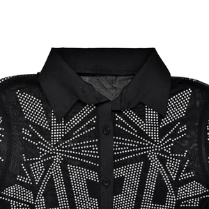 Détail de chemise en mesh noir avec motifs géométriques en strass argentés