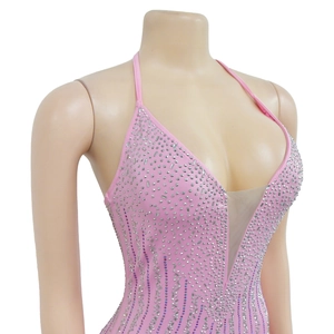 Vue détaillée de la robe licou rose avec strass argentés et décolleté en mesh transparent
