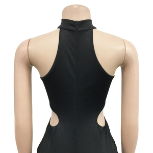 Détail d'une combinaison dos nu noire avec zip dorsal et découpes à la taille
