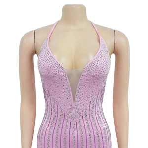 Détail de la robe en maille rose avec des strass étincelants et des paillettes
