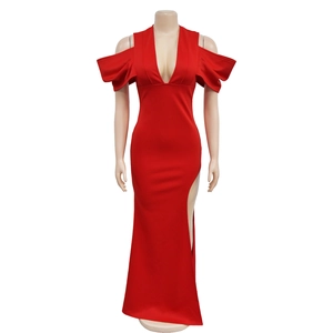 Détail d'une robe rouge à col en V avec manches volantées et une fente haute élégante