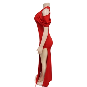 Détail d'une robe rouge moulante à épaules dénudées avec une fente latérale haute