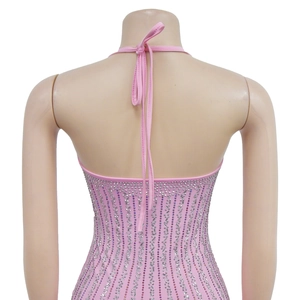 Détail du body rose dos nu orné de strass brillants et d'un design licou élégant