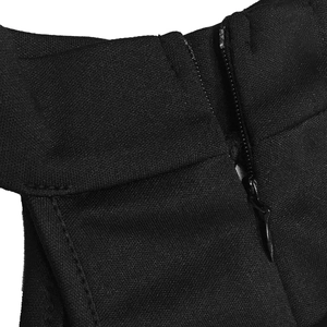 Détail de la fermeture éclair invisible sur le tissu noir de la combinaison unie