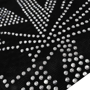 Détail du tissu en maille noire avec strass argentés brillants en motif géométrique