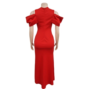 Vue détaillée du dos d'une robe de soirée rouge avec col en V et fermeture éclair