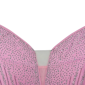 Détail de robe rose avec strass argentés et décolleté en V en maille transparente