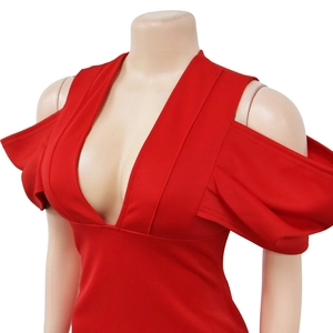 Détail d'une robe rouge à décolleté en V profond avec manches bouffantes et coupe ajustée