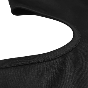 Détail des coutures plates et des points sur une combinaison noire découpée de qualité
