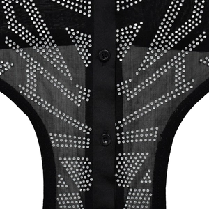 Vue détaillée du tissu en maille noire avec des strass étincelants et des boutons noirs