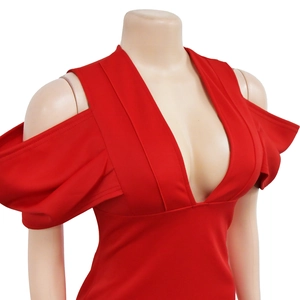 Détail de robe rouge à col en V, épaules dénudées et manches bouffantes avec coupe ajustée