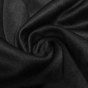 Gros plan détaillé du tissu synthétique noir lisse avec texture soyeuse et drapé