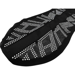 Gros plan de strass étincelants formant BALMAIN PARIS sur un tissu en maille noire transparente