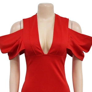 Détail du décolleté en V profond et des épaules dénudées sur la robe rouge