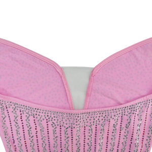 Détail d'une robe en maille rose avec col en V orné de strass argentés et de paillettes
