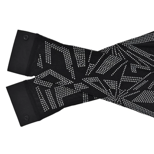 Détails de manches en résille noire avec motifs géométriques en strass argentés et poignets