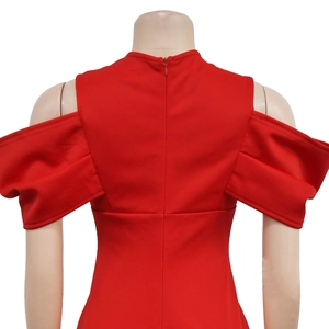 Détail de la robe longue rouge à épaules dénudées avec zip invisible au dos et manches plissées