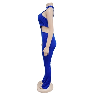 Détail d'une combinaison sans manches bleu roi avec découpes à la taille et col montant