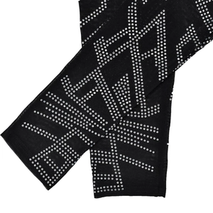 Détail du tissu en maille noire avec des motifs de logo DIOR en strass argentés brillants