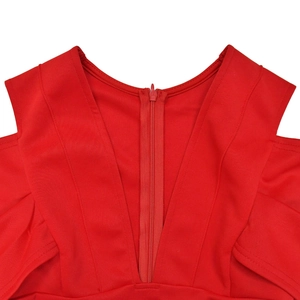 Détail d'une robe rouge à col en V avec fermeture éclair invisible et épaules nues