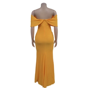 Dettaglio del retro di un abito da sera giallo con spalle scoperte e profonda scollatura a V
