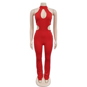 Détail de la combinaison rouge dos nu avec découpes stratégiques et tissu élastique amincissant
