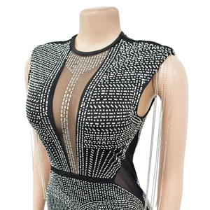 Dettaglio vestito nero in rete con strass argentati geometrici e nappe di cristallo lucido