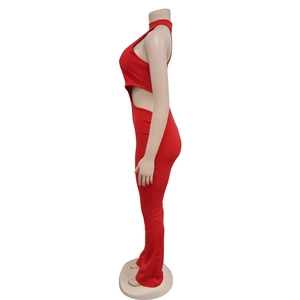 Détail de la combinaison rouge dos nu avec découpes à la taille et jambes évasées