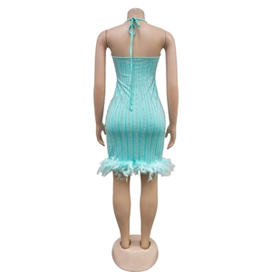 Détails de la mini robe bleu clair avec strass étincelants et finitions en plumes au bas