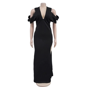 Détail d'une robe longue noire à col en V avec fente latérale et manches drapées tombantes