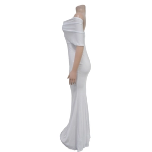 Dettaglio dell'abito a sirena bianco con spalle scoperte ed elegante orlo lungo fino a terra