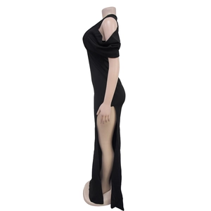 Vue détaillée d'une robe noire à fente haute avec drapé élégant en V sur un mannequin