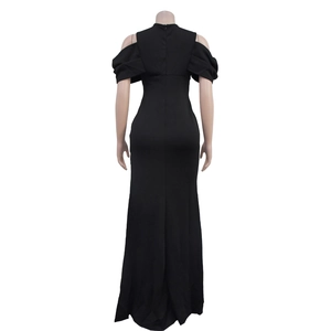 Détail de la coupe épaules dénudées et des manches à volants au dos de cette robe noire