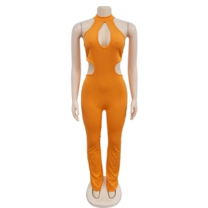 Détail de la combinaison dos nu orange vif avec découpe goutte et ouvertures à la taille