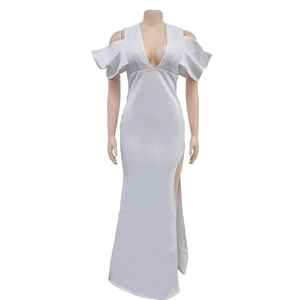 Détail d'une robe blanche élégante à col en V avec manches à volants et fente haute